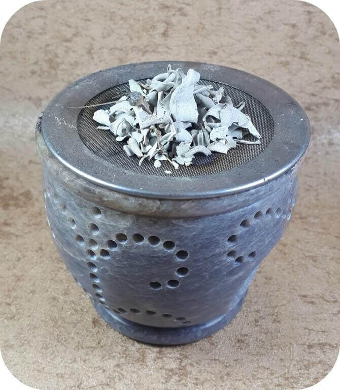 witte salie branden op een wierookbrander ~ geurhout.nl